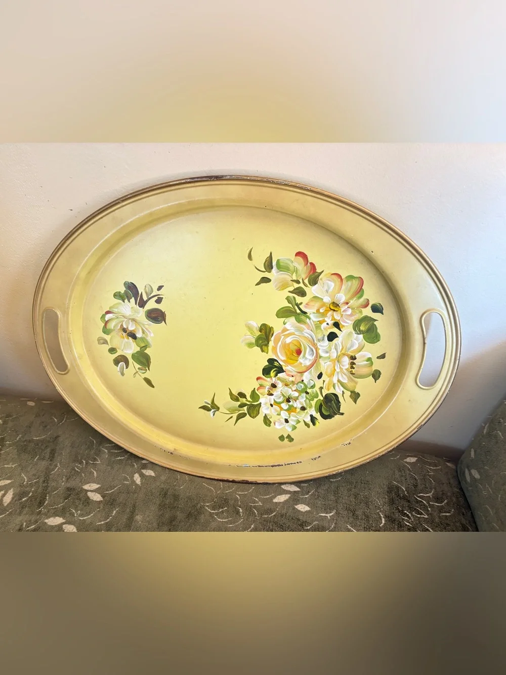 Metal tray, vintage tole painted. Integrated handles. Large